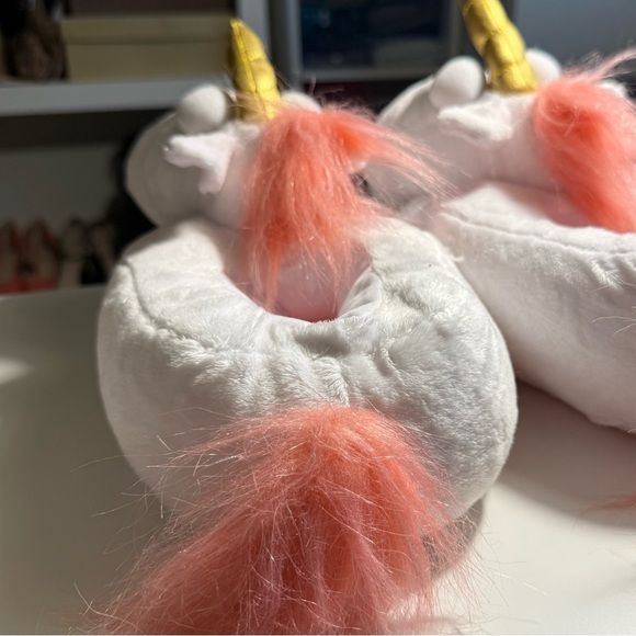 NWOT White Universal Studios Despicable ME Fluffy Unicorn Plush Slippers Size 8 - Picture 9 of 9